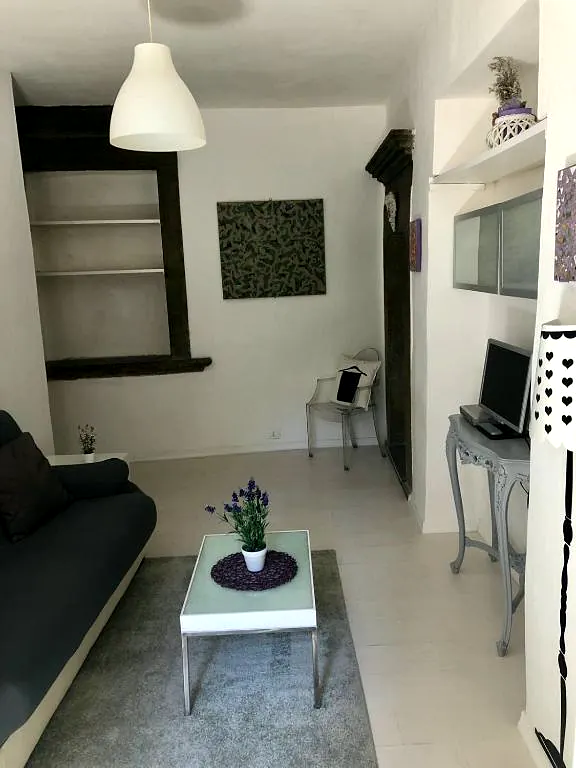 Area living con divano e TV dell'appartamento a Viterbo