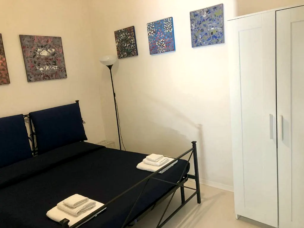 Camera con divano letto, armadio e quadri contemporanei a Viterbo