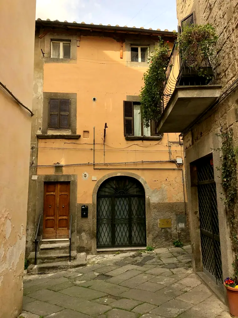 Ingresso esterno di VITERBO ART APARTMENT in centro storico a Viterbo