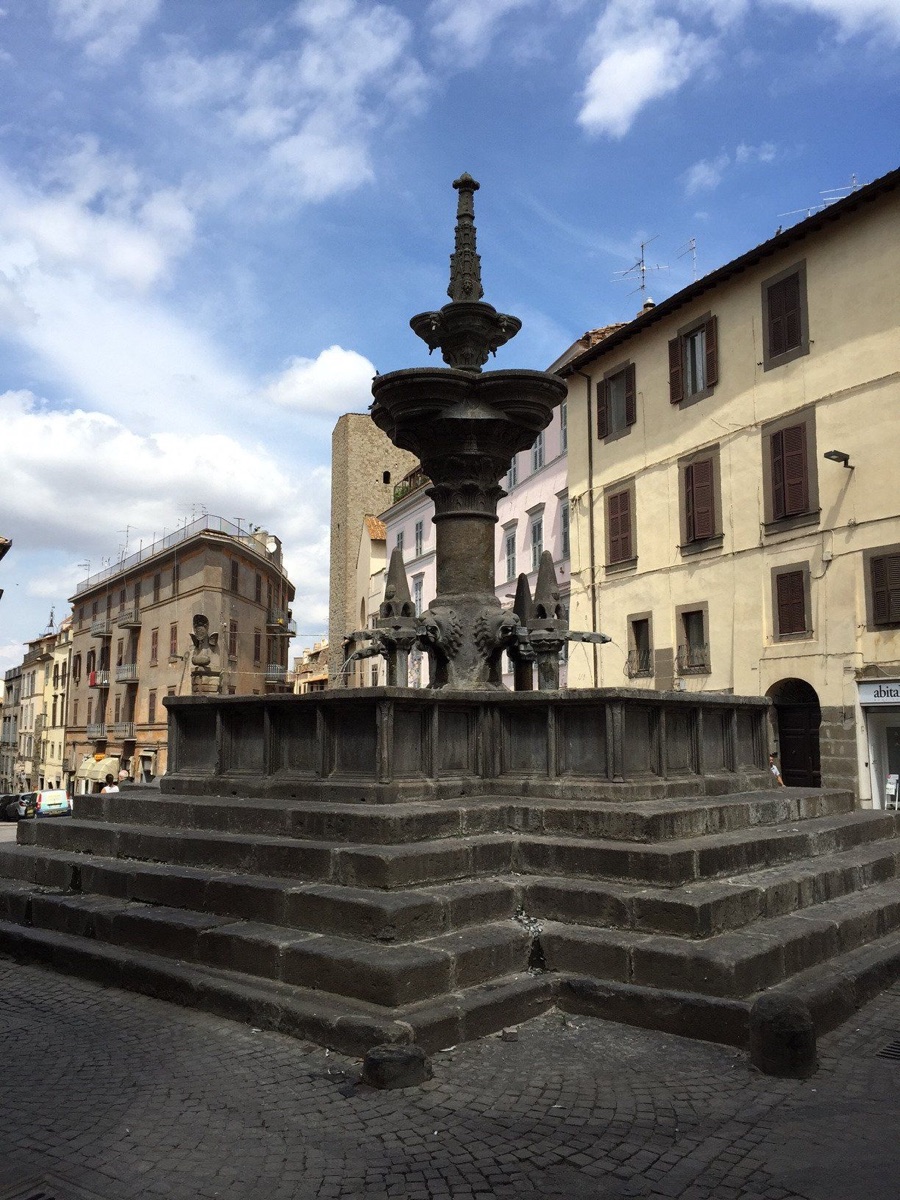 Scorcio verticale di Viterbo e della Tuscia